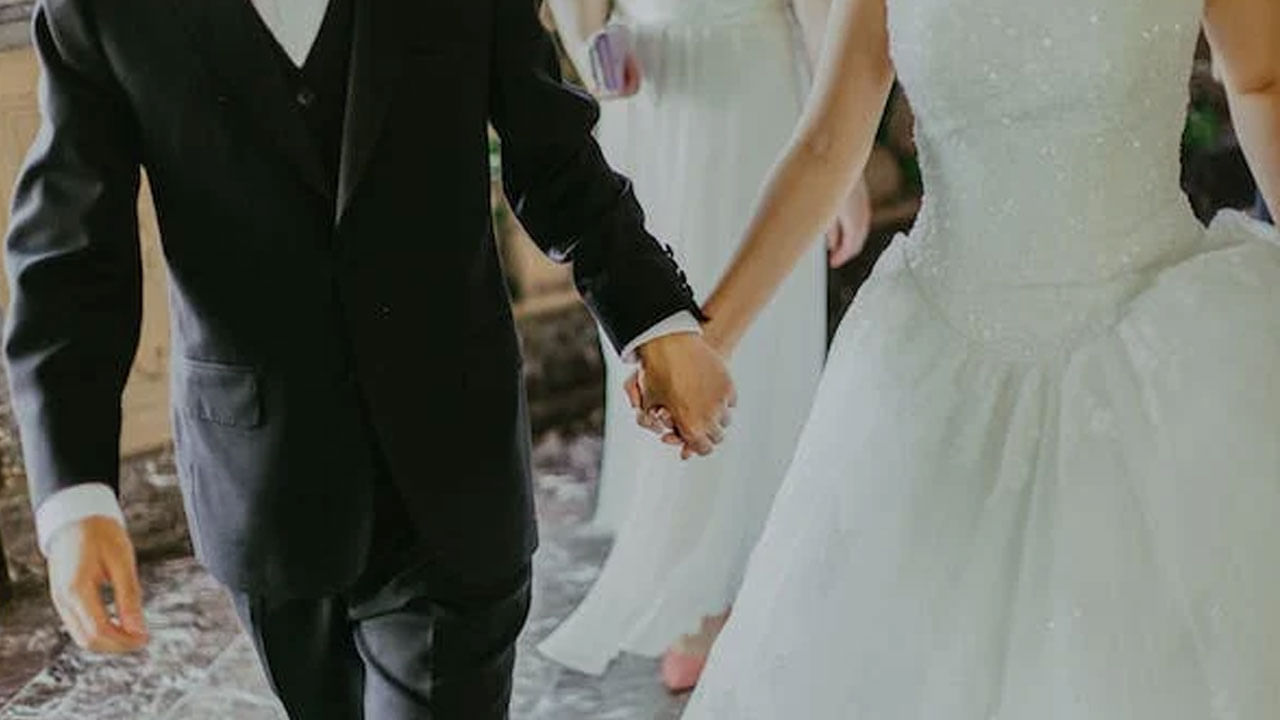 తప్పులను బట్టి అంచనా వేయొద్దు: వాస్తవానికి సమాజంలో.. ఎవరూ పరిపూర్ణులు కాదు. తప్పులు ఎవరైనా చేస్తారు.. అటువంటి పరిస్థితిలో, మంచి జీవిత భాగస్వామి తన భాగస్వామి లోపాలను అంగీకరించి, వాటి ఆధారంగా అతనిని అంచనా వేయాలి.. ఒక వ్యక్తి లోపాలను ఇతరుల నుంచి భిన్నంగా ఉండేలా చేయడం, దాని ప్రకారం ఆలోచించడం చాలా ముఖ్యం..