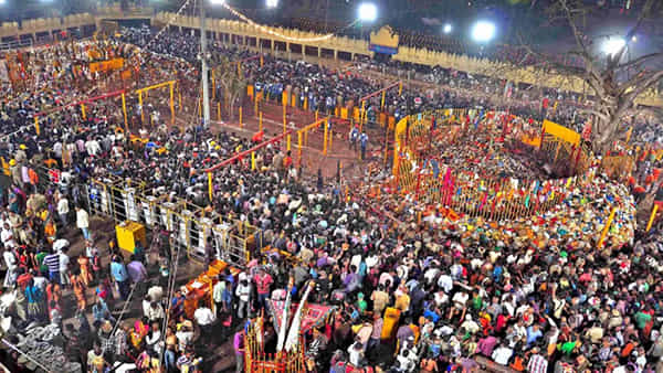 Medaram Jatara: నేడు ప్రతిష్టాపనతో తొలిఘట్టం.. సాయంత్రం గద్దె పైకి సారలమ్మ.. ఆన్లైన్లో బంగారం సమర్పణ ప్రారంభం