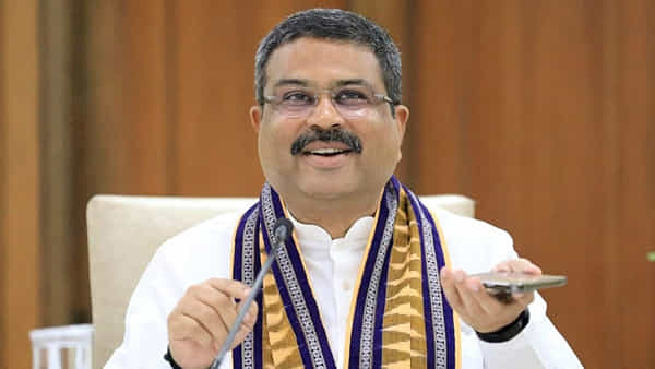 Board Exams: విద్యార్ధులకు గుడ్న్యూస్.. ఇక ఏడాదికి రెండు సార్లు 10, 12 తరగతుల బోర్డు పరీక్షలు: కేంద్ర విద్యా శాఖ