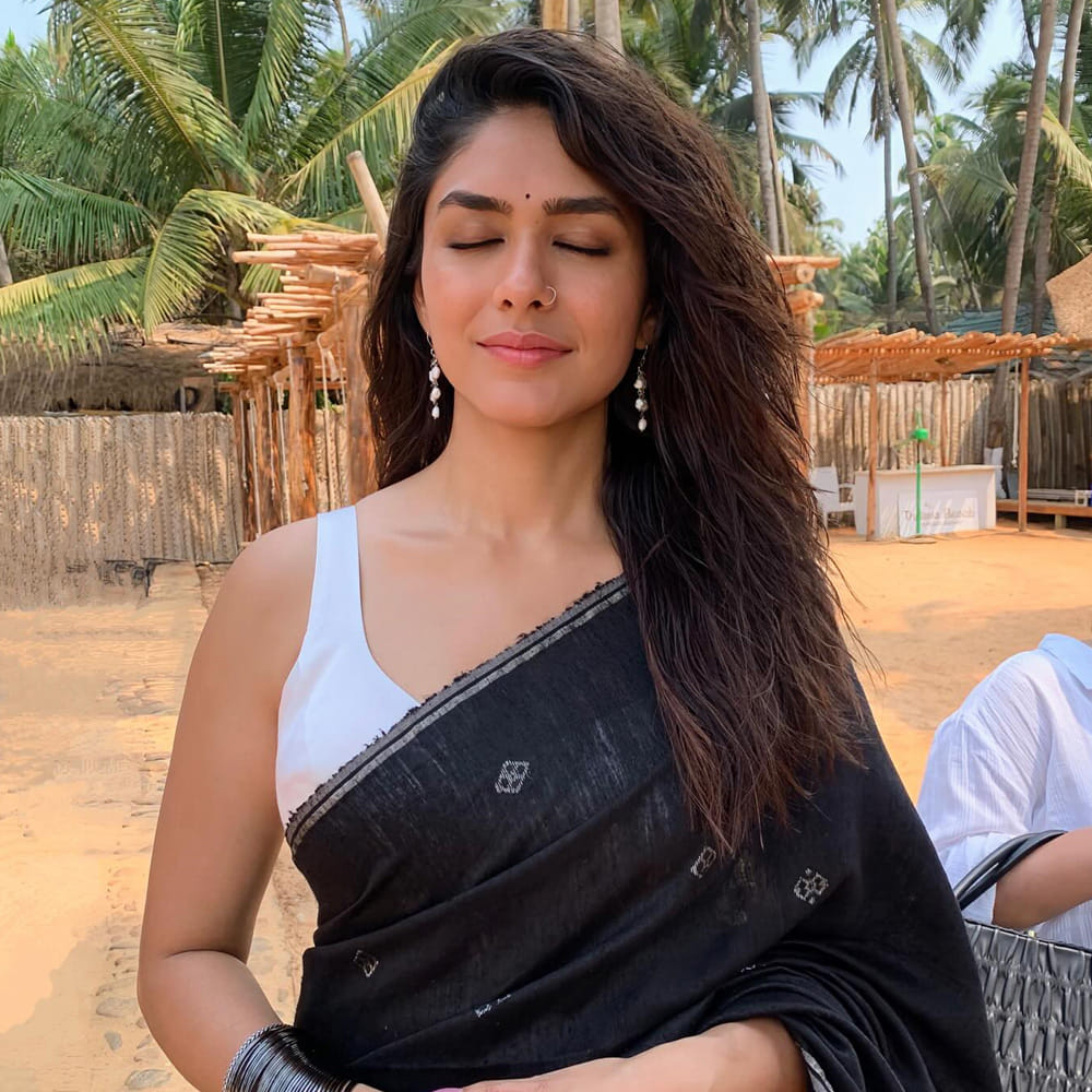 ఒక్క హిట్ రాగానే పొలోమని 10 సినిమాలు ఒప్పుకుంటున్నారు హీరోయిన్లు.. అలా చేసి చేతులు కాల్చుకున్న ముద్దుగుమ్మల కూడా చాలా మందున్నారు మన ఇండస్ట్రీలో. ఆ తప్పు తను చేయనంటున్నారు మృణాళ్ ఠాకూర్. సినిమాల ఎంపికలో మృణాళ్ ఫాలో అవుతున్న తీరు చూస్తుంటే బాబోయ్ అనకుండా ఉండలేం. సైలెంట్గా ఉంటూనే సెన్సేషనల్ ప్లానింగ్ చేస్తున్నారు.