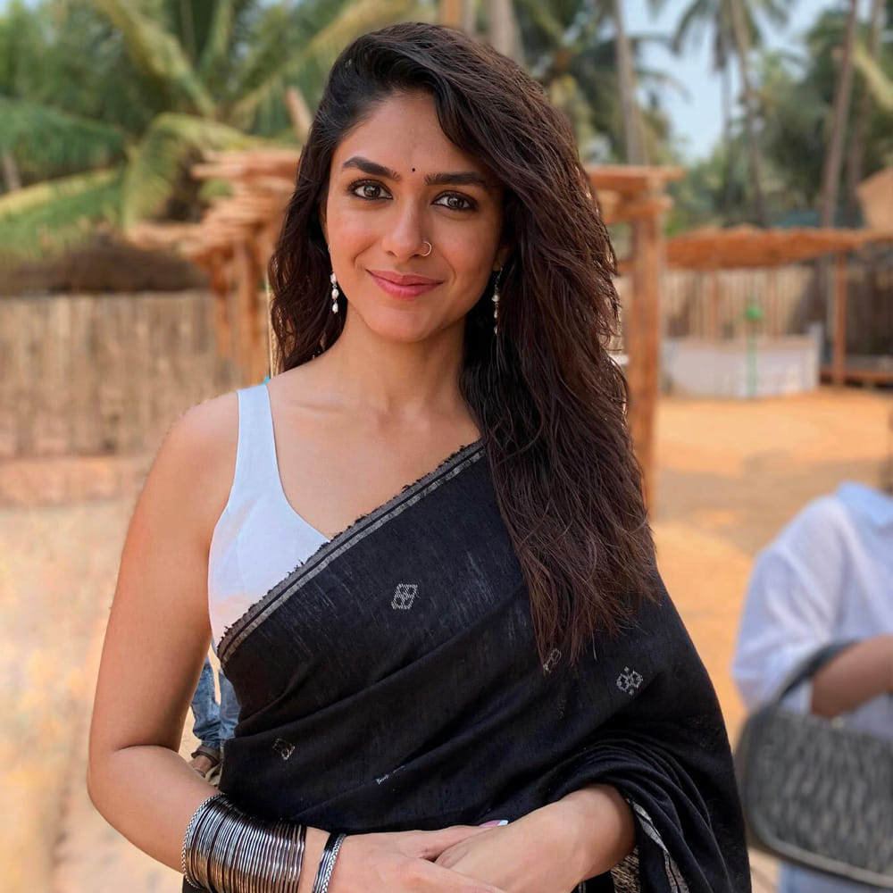 మృణాళ్ ఠాకూర్.. టాలీవుడ్‌గా ప్రస్తుతం బాగా వినిపిస్తున్న పేరు ఇది. చేసింది రెండు సినిమాలే కావచ్చు.. కానీ ఆ రెండింట్లోనూ మృ‌ణాళ్ గ్లామర్ కంటే పర్ఫార్మెన్స్ మాట్లాడింది. దాంతో ఈమె కోసం దర్శక నిర్మాతలు క్యూ కడుతున్నారు. కానీ మృణాళ్ మాత్రం నిదానమే ప్రధానం అంటున్నారు. ఓ సినిమా అయ్యాకే.. మరో సినిమా అంటూ నింపాదిగా అడుగులేస్తున్నారు.
