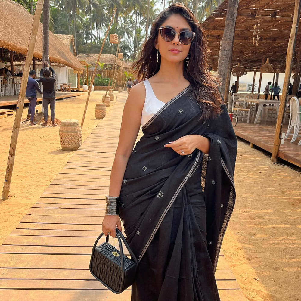 బాలీవుడ్‌లో బోల్డ్ షో.. టాలీవుడ్‌లో ట్రెడీషినల్.. మృణాల్ ఫాలో అవుతున్న ట్రెండ్ ఇదే. ఆమె కావాలనుకున్న ఇమేజ్ కాదు కానీ దర్శకులు మాత్రం మృణాళ్‌లోని నటిని మాత్రమే చూస్తూ.. గ్లామర్ కోణం వదిలేసారు. సీతా రామం, హాయ్ నాన్న ఇమేజ్ అంత బలంగా పడిపోయింది. ఇప్పుడు ఫ్యామిలీ స్టార్‌లోనూ పద్దతిగానే కనిపిస్తున్నారు మృణాళ్ ఠాకూర్.