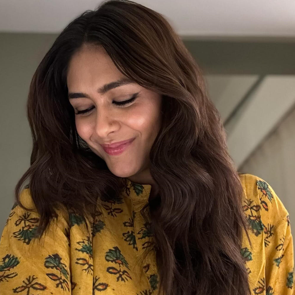 ఒకేసారి అరడజన్ సినిమాలు చేస్తే.. అన్నీ విడుదలవుతాయేమో కానీ పెద్దగా లాభముండదనేది మృణాళ్ ఆలోచన. ప్రస్తుతం తమిళంలో శింబు, శివకార్తికేయన్, అజిత్‌తో జోడీ కడుతున్నారు ఈ భామ. మరి మృణాళ్ ఫాలో అయ్యే ఈ దారి ఆమె కెరీర్‌ను ఎలా డిసైడ్ చేయబోతుందో చూడాలి.