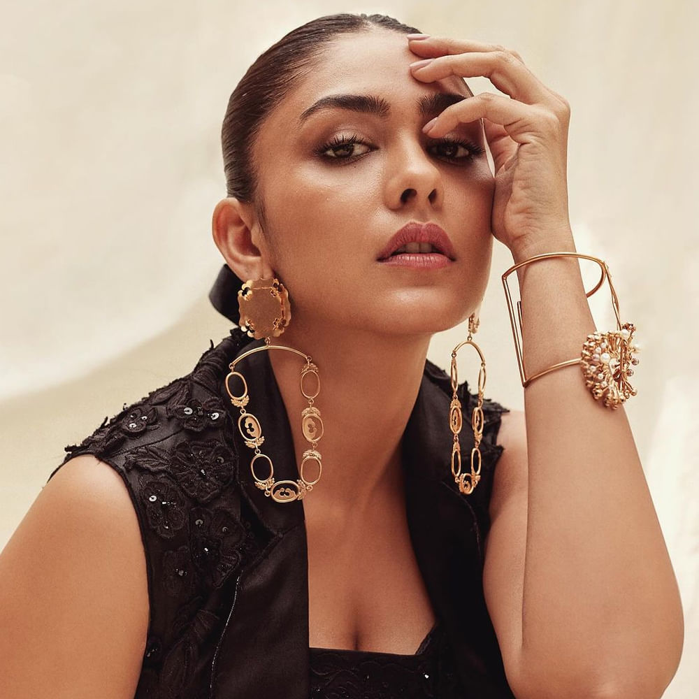 సినిమాల ఎంపికలో మృణాళ్ ఫాలో అవుతున్న తీరు చూస్తుంటే బాబోయ్ అనకుండా ఉండలేం. సైలెంట్‌గా ఉంటూనే సెన్సేషనల్ ప్లానింగ్ చేస్తున్నారు ఈ బ్యూటీ. మృణాళ్ ఠాకూర్.. టాలీవుడ్‌గా ప్రస్తుతం బాగా వినిపిస్తున్న పేరు ఇది.