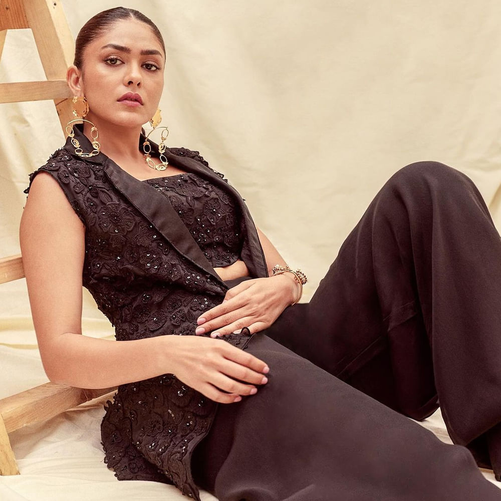 చేసింది రెండు సినిమాలే కావచ్చు.. కానీ ఆ రెండింట్లోనూ మృ‌ణాళ్ గ్లామర్ కంటే పర్ఫార్మెన్స్ మాట్లాడింది. దాంతో ఈమె కోసం దర్శక నిర్మాతలు క్యూ కడుతున్నారు. కానీ మృణాళ్ మాత్రం నిదానమే ప్రధానం అంటున్నారు.