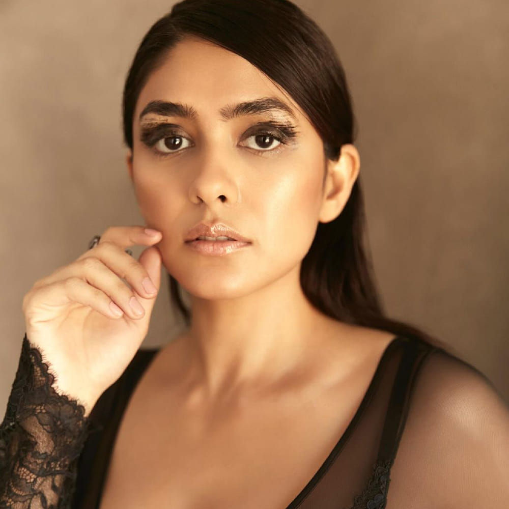 తాజాగా బాలీవుడ్‌లో నెపోటిజం విషయంలో వస్తున్న విమర్శలపై ఆసక్తికరంగా స్పందించారు ఈ బ్యూటీ. ఒక్క సినిమాతోనే తెలుగు ప్రేక్షకుల హాట్ ఫేవరెట్‌గా మారిపోయారు సిల్వర్ స్క్రీన్‌ సీత మృణాల్ ఠాకూర్‌.