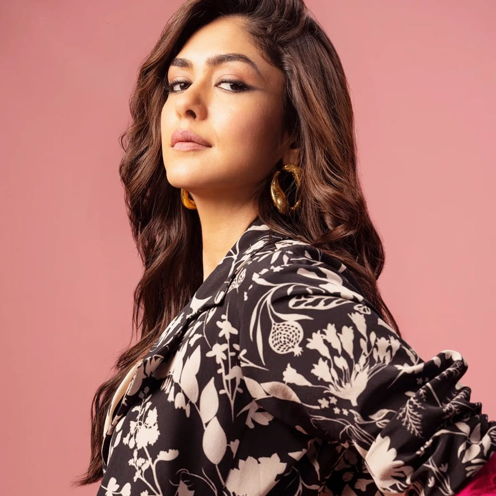 సీతా రామం సినిమాతో తెలుగు ఆడియన్స్‌ ముందుకు వచ్చిన ఈ బ్యూటీ తెర మీద ఎంత ట్రెడిషనల్‌గా కనిపించారో.. రియల్‌ లైఫ్‌లో అంత ట్రెండీ అనిపించుకుంటున్నారు. 