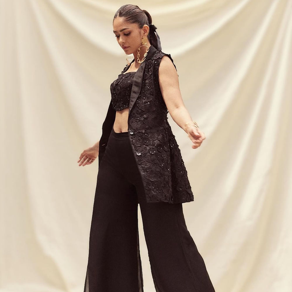 ప్రస్తుతం తమిళంలో శింబు, శివకార్తికేయన్, అజిత్‌తో జోడీ కడుతున్నారు ఈ భామ. మరి మృణాళ్ ఫాలో అయ్యే ఈ దారి ఆమె కెరీర్‌ను ఎలా డిసైడ్ చేయబోతుందో చూడాలి. 