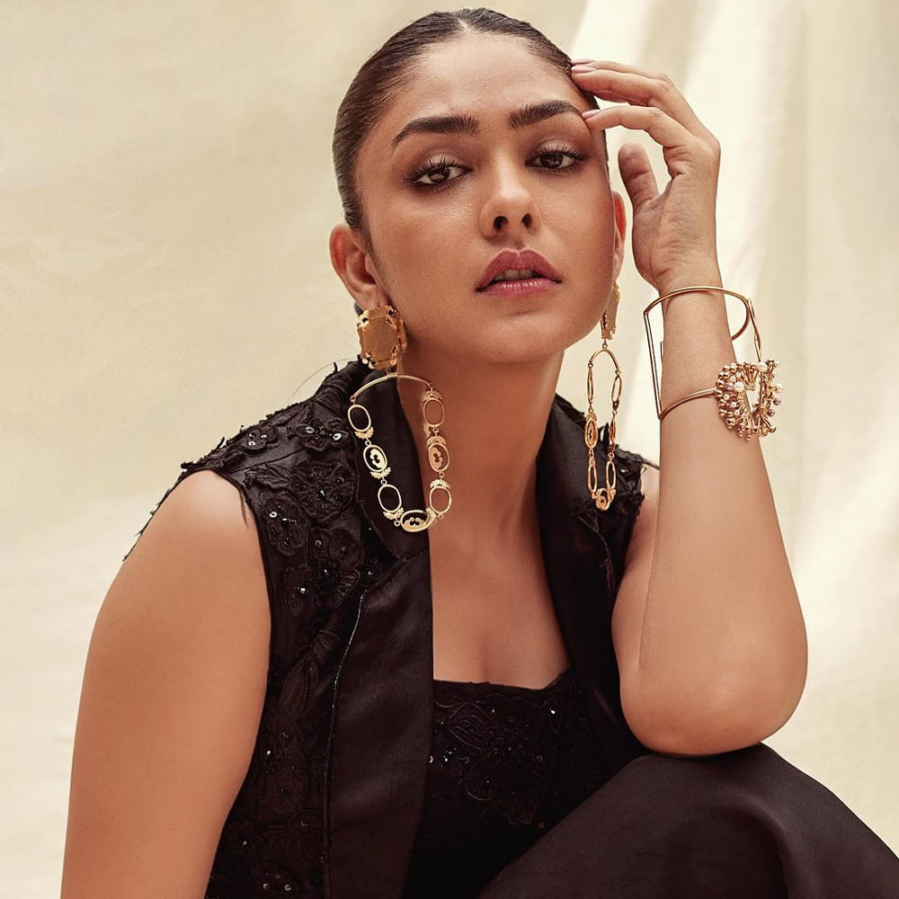 ఓ సినిమా అయ్యాకే.. మరో సినిమా అంటూ నింపాదిగా అడుగులేస్తున్నారు. బాలీవుడ్‌లో బోల్డ్ షో.. టాలీవుడ్‌లో ట్రెడీషినల్.. మృణాల్ ఫాలో అవుతున్న ట్రెండ్ ఇదే. ఆమె కావాలనుకున్న ఇమేజ్ కాదు కానీ దర్శకులు మాత్రం మృణాళ్‌లోని నటిని మాత్రమే చూస్తూ..