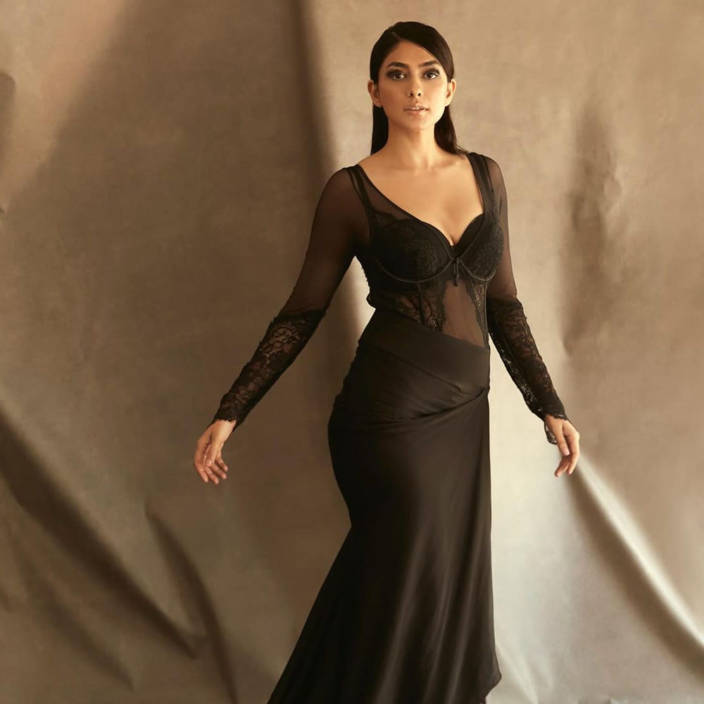 బీటౌన్‌లో నెపోటిజం కారణంగా ఇబ్బంది పడుతున్న వాళ్లలో మృణాల్ కూడా ఉన్నారన్నది ముంబై మీడియా టాక్‌. ఈ నేపథ్యంలో నెపోటిజం పై ఇంట్రస్టింగ్ కామెంట్స్ చేశారు మృణాల్.