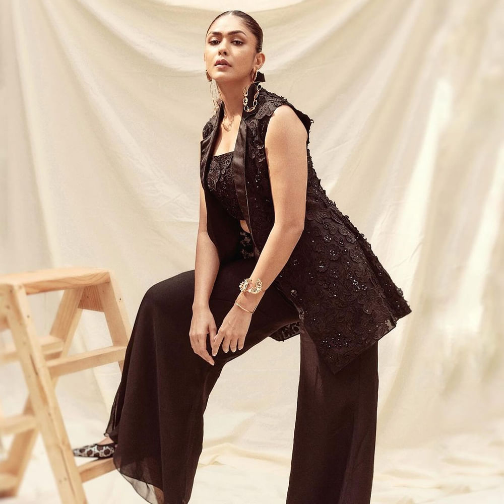 గ్లామర్ కోణం వదిలేసారు. సీతా రామం, హాయ్ నాన్న ఇమేజ్ అంత బలంగా పడిపోయింది. ఇప్పుడు ఫ్యామిలీ స్టార్‌లోనూ పద్దతిగానే కనిపిస్తున్నారు మృణాళ్ ఠాకూర్. ఆఫర్స్ క్యూ కడుతున్నా.. శ్రీలీల, కృతి శెట్టి మాదిరి తొందరపడట్లేదు మృణాళ్.