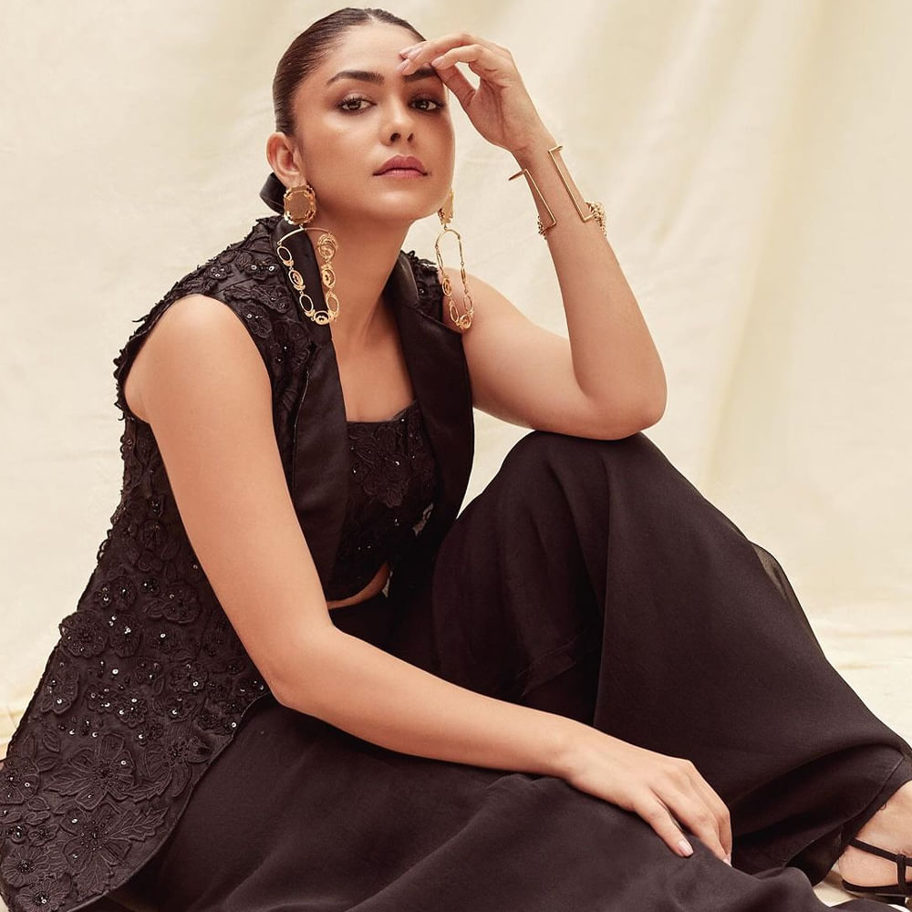 వాళ్లు చేసిన తప్పు తాను చేయకూడదని ఫిక్సైపోయారు ఈ భామ. ఒకేసారి అరడజన్ సినిమాలు చేస్తే.. అన్నీ విడుదలవుతాయేమో కానీ పెద్దగా లాభముండదనేది మృణాళ్ ఆలోచన.