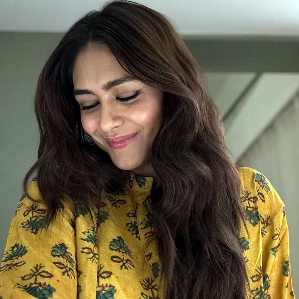 ప్రజెంట్ సౌత్ సినిమాలతో బిజీగా ఉన్న ఈ బ్యూటీ, తన మూవీ సెలక్షన్‌ గురించి ఇంట్రస్టింగ్ కామెంట్స్ చేశారు. ఒకే లాంగ్వేజ్‌కు ఫిక్స్ అయిపోవటం తనకు ఇష్టం లేదని, అన్ని భాషల్లోనూ తన మార్క్ చూపించాలనుందన్నారు. అందుకే హిందీతో పాటు తెలుగు, తమిళ భాషల్లోనూ సినిమాలు చేస్తున్నారు మృణాల్ ఠాకూర్‌.