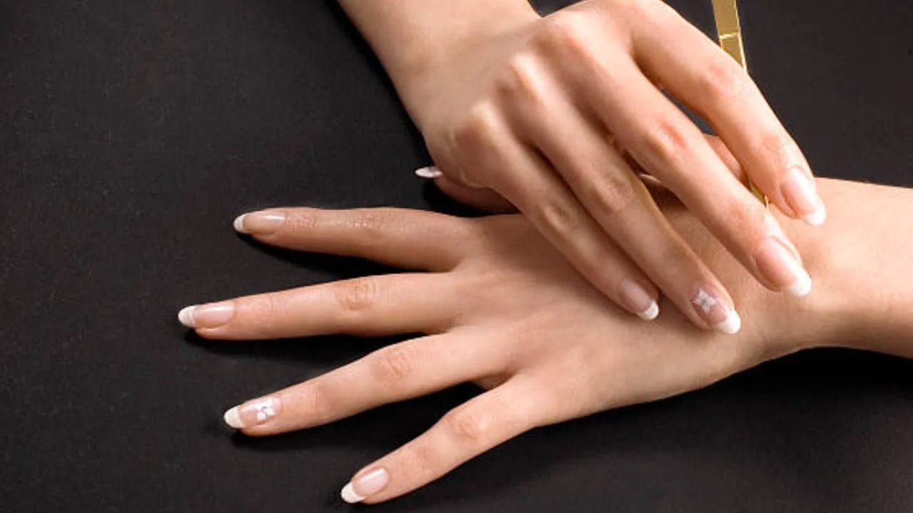 గోళ్లు పెంచుకోవడం చాలా మందికి హాబీ. ముఖ్యంగా అమ్మాయిలు గోళ్లను ఎంతో పదిలంగా చూసుకుంటారు. పెద్ద గోళ్లపై నెయిల్ పాలిష్ వేసుకుంటే చూడటానికి అద్భుతంగా కనిపిస్తుంది. కానీ, చాలా మందికి గోళ్లు కొంచెం పెరగగానే విరిగిపోతాయి. దీని వెనుక ప్రత్యేక కారణాలున్నాయంటున్నారు నిపుణులు. అవేంటో తెలుసుకుందాం..