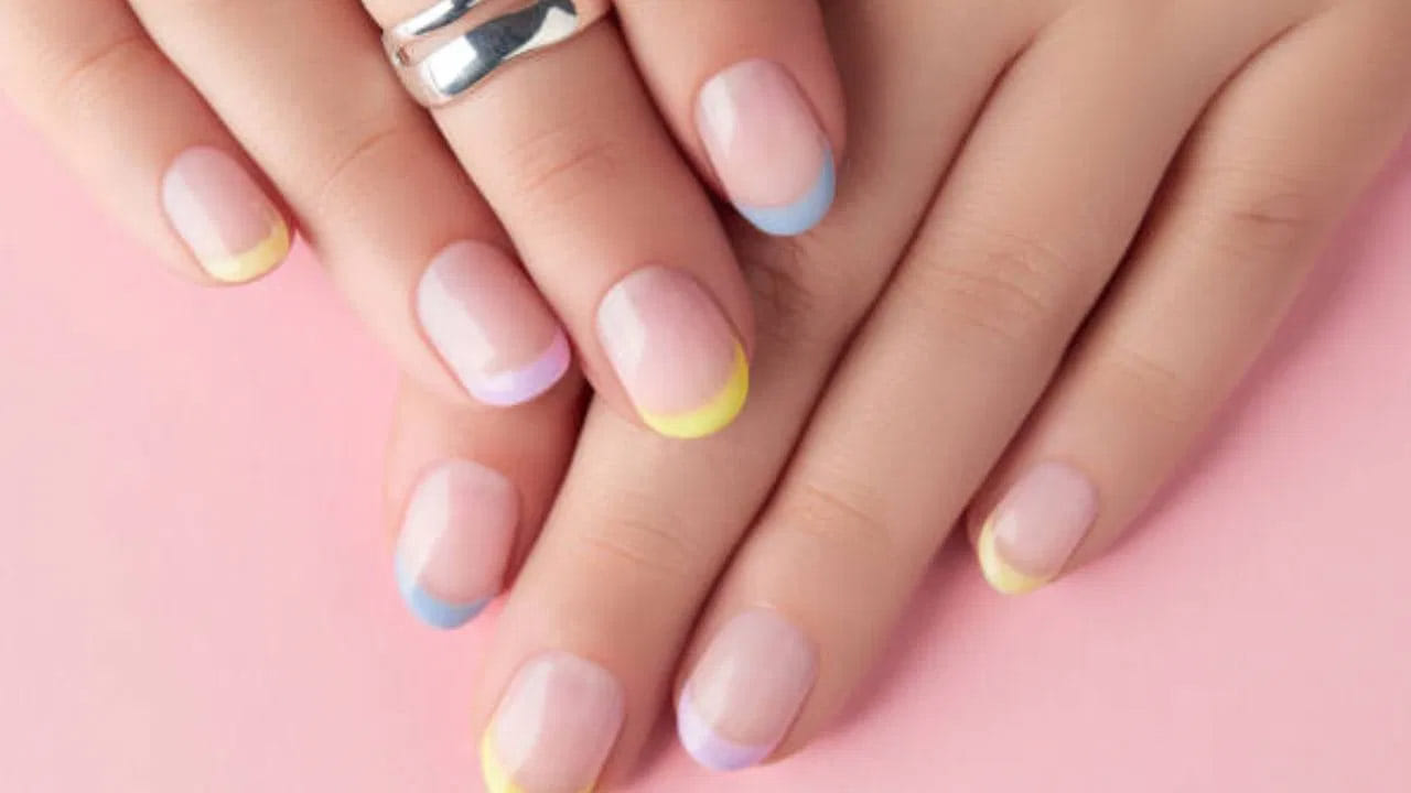 అత్యంత సాధారణమైన నెయిల్ పాలిష్‌లు, నెయిల్ రిమూవర్‌లలో గోళ్లను దెబ్బతీసే కఠినమైన రసాయనాలు ఉంటాయి. కాబట్టి తక్కువ ఖరీదైన, అసిటోన్ లేని నెయిల్ పాలిష్, నెయిల్ రిమూవర్ ఉపయోగించాలి. అప్పుడు గోళ్లు బలంగా ఉంటాయి. గోరు ఎంత పెద్దదైతే అంత విరిగిపోయే అవకాశం ఉంది. కాబట్టి గోళ్లను పొడవుగా ఉంచుకోవాలనుకుంటే, వాటిని క్రమంతప్పకుండా కత్తిరిస్తూ ఉండాలి. అయితే పళ్ళతో గోళ్లను కొరకడం చేయకూడదు. ఇలా చేస్తే గోర్లు దెబ్బతినే ప్రమాదం ఉంది. 