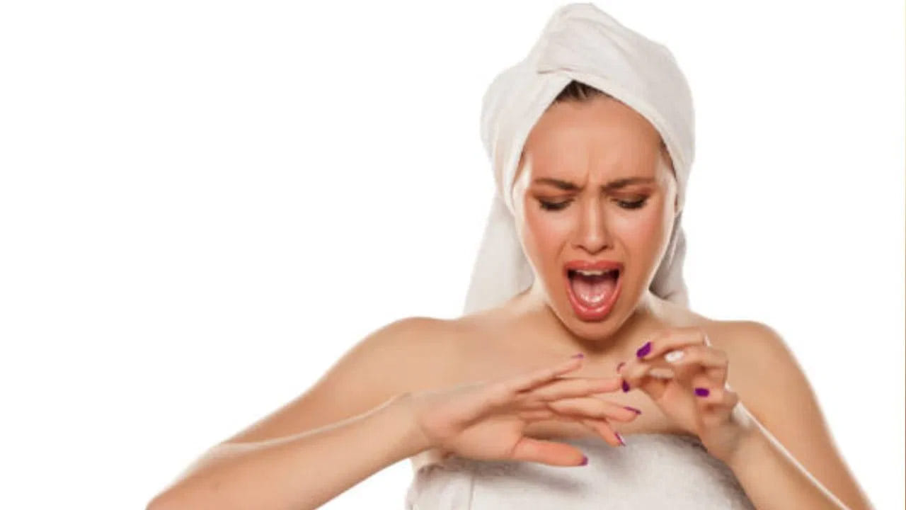 చర్మం,  వెంట్రుకల మాదిరిగానే గోళ్లను కూడా జాగ్రత్తగా చూసుకోవడం చాలా ముఖ్యం. సరైన జాగ్రత్తలు తీసుకోకపోతే గోళ్లు విరిగిపోతాయి. అయితే గోళ్లు విరగడం వెనుక చాలా కారణాలున్నాయి. శరీరంలాగే గోళ్లూ హైడ్రేటెడ్‌గా ఉండాలి. చాలా వరకు గోర్లు విరిగిపోవడానికి ప్రధాన కారణాలలో నిర్జలీకరణం ఒకటి. ప్రతిరోజూ తగినంత నీరు తాగడం వల్ల గోళ్లను హైడ్రేట్‌గా ఉంచుకోవచ్చు.