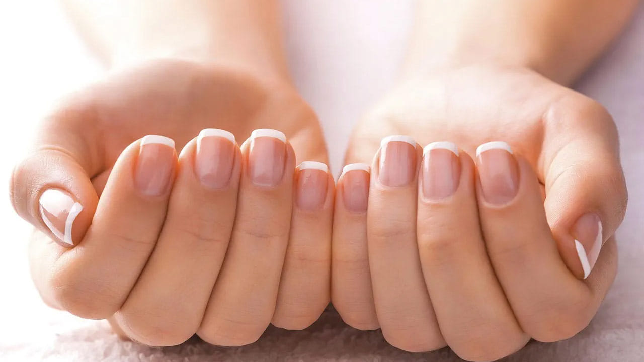 పొడి గోర్లు మరింత పెళుసుగా ఉంటాయి. కాబట్టి గోళ్లపై క్రమం తప్పకుండా మాయిశ్చరైజర్ క్రీమ్ ఉపయోగించాలి. రెగ్యులర్ కేర్ గోర్లు విరిగిపోయే ప్రమాదాన్ని తగ్గిస్తుంది. కానీ పెళుసుగా ఉండే గోర్లు శారీరక సమస్యలకు సంకేతం. కాబట్టి నిర్లక్ష్యం చేయవద్దు. అవసరమైతే వైద్యుడిని సంప్రదించాలి. దీర్ఘకాలిక ఒత్తిడి కూడా గోర్లు ఆరోగ్యాన్ని ప్రభావితం చేస్తాయి. కాబట్టి గోళ్లు ఆరోగ్యంగా ఉండాలంటే మానసిక ఆరోగ్యాన్ని కాపాడుకోవడం చాలా ముఖ్యం. ధ్యానం, యోగా, లోతైన శ్వాస వంటి వ్యాయామాలు ఒత్తిడిని తగ్గించడంలో సహాయపడతాయి.