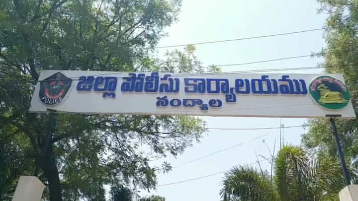 Watch Video: తీర్థయాత్రలకు వాళ్లిన కుటుంబం.. అర్థరాత్రి ఇంట్లో బీభత్సం.. పోలీసులకు పక్కింటోళ్ల సమాచారం.. Watch Video: తీర్థయాత్రలకు వాళ్లిన కుటుంబం.. అర్థరాత్రి ఇంట్లో బీభత్సం.. పోలీసులకు పక్కింటోళ్ల సమాచారం..