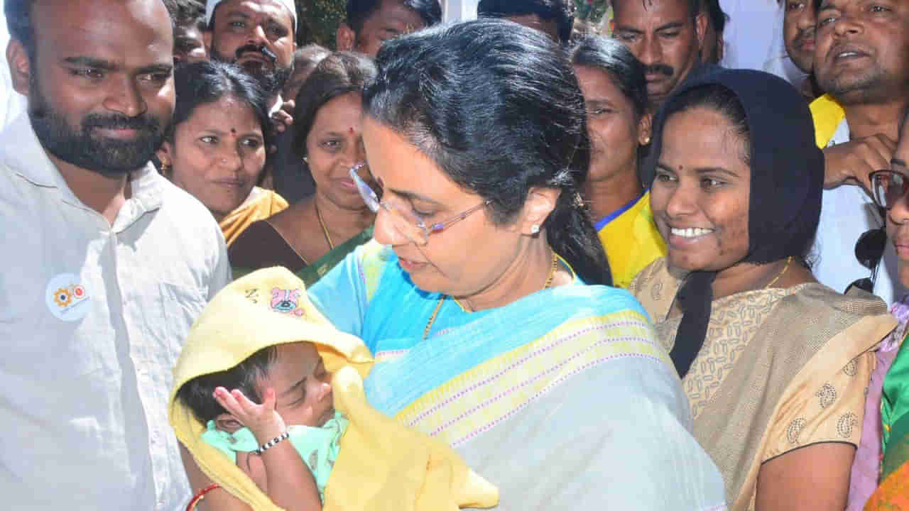 Nara Bhuvaneswari: పార్టీ కార్యకర్త బిడ్డకు నామకరణం చేసిన భువనేశ్వరి.. ఏ పేరు అంటే..?