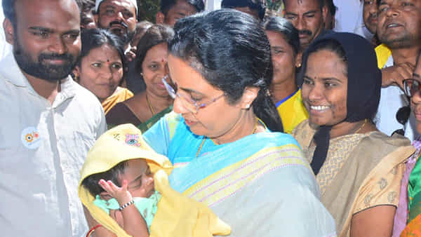 Nara Bhuvaneswari: పార్టీ కార్యకర్త బిడ్డకు నామకరణం చేసిన భువనేశ్వరి.. ఏ పేరు అంటే..?