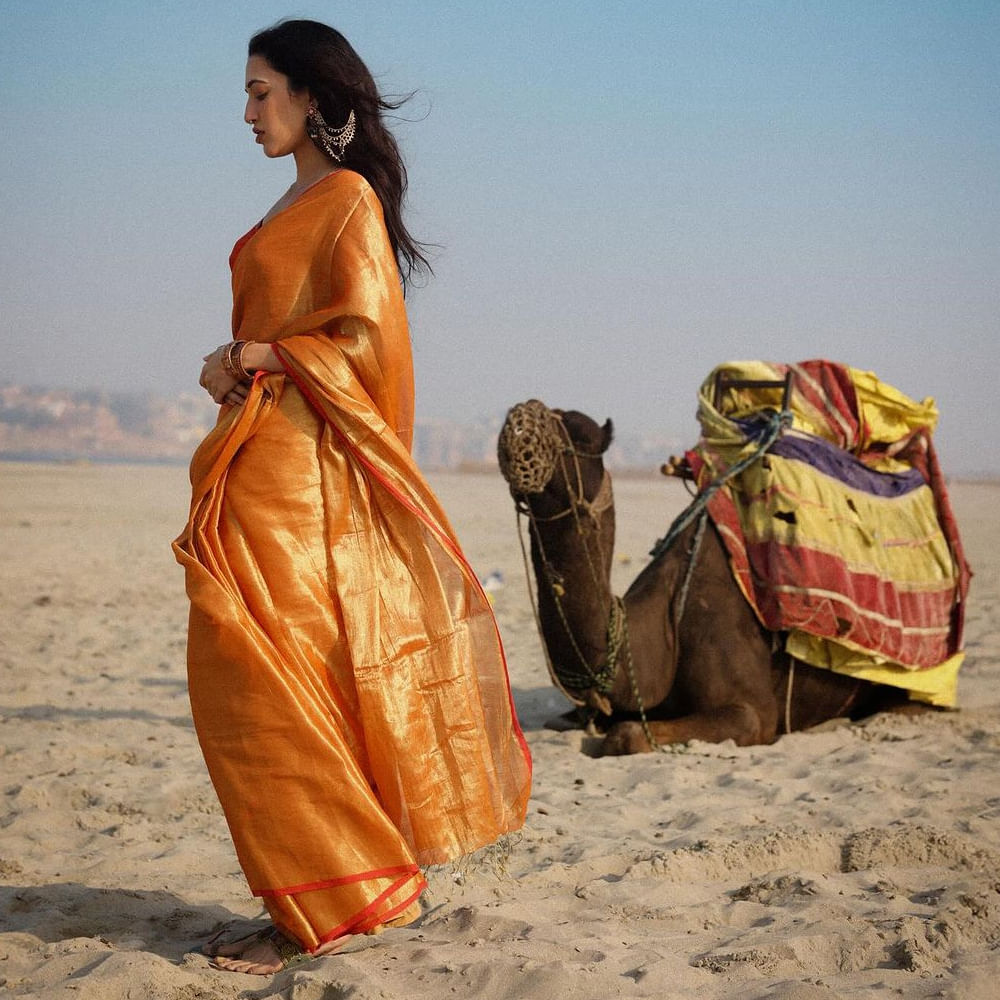 ఓవైపు సినిమాలతో బిజీగా ఉంటూనే మరోవైపు సోషల్ మీడియాలోనూ చురుకుగా ఉంటుంది. ఎప్పటికప్పుడు లేటేస్ట్ ఫోటోస్ షేర్ చేస్తూ అభిమానులను ఆకట్టుకుంటుంది. తాజాగా చీరకట్టులో వారణాసిలోని గంగానదిలో ఈ బ్యూటీ ఫోటోషూట్ చేసింది. ఈ సౌందర్యరాశి అందానికి పూలవనమే ఫిదా అయ్యేలా కనిపిస్తుంది.