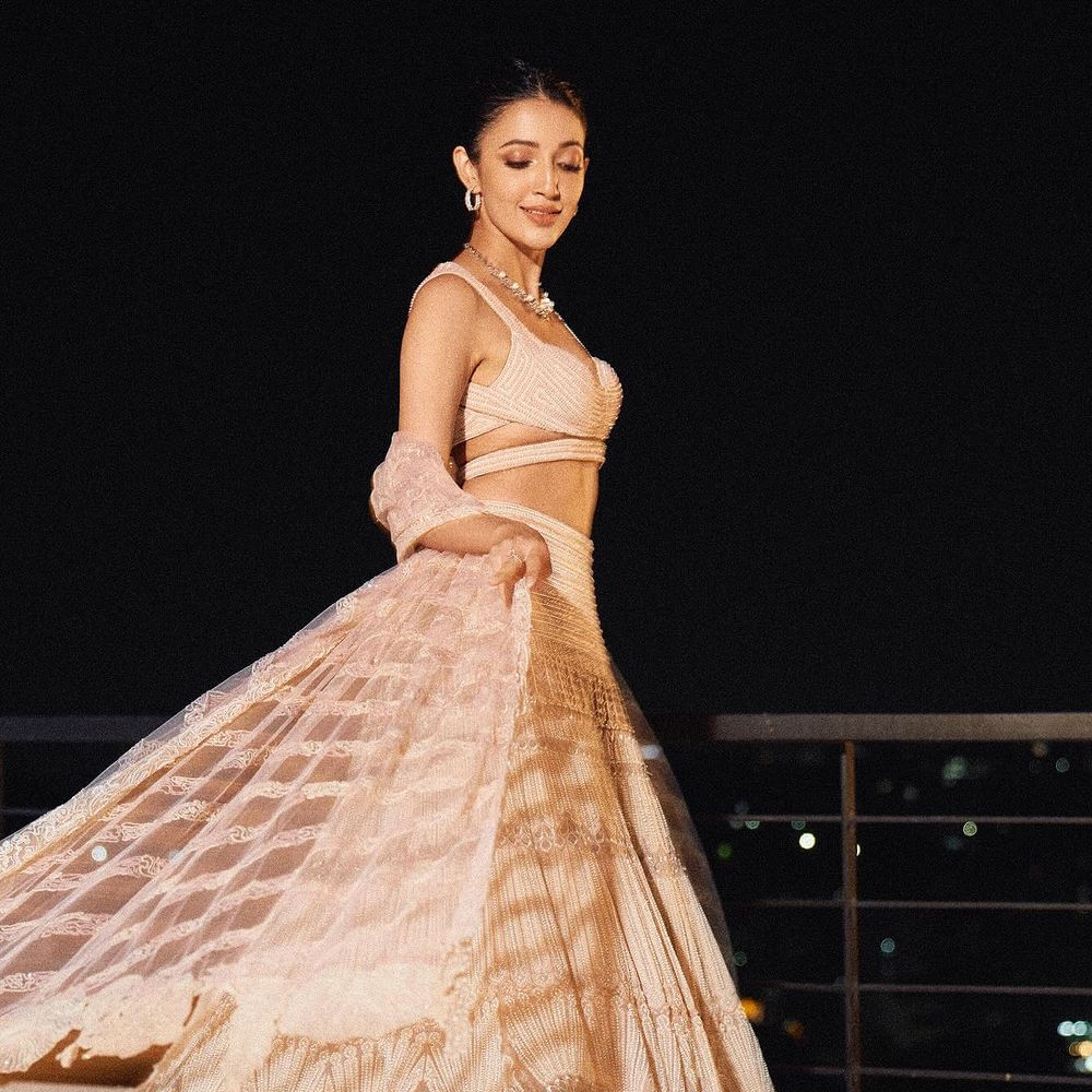 డీజే టిల్లు సినిమాతో టాలీవుడ్ సెన్సెషన్ హీరోయిన్‏గా మారిపోయింది నేహాశెట్టి. ఇందులో గ్లామర్ లుక్‏లో కనిపించి ఒక్కసారిగా పాపులారిటీని సంపాదించుకుంది. 