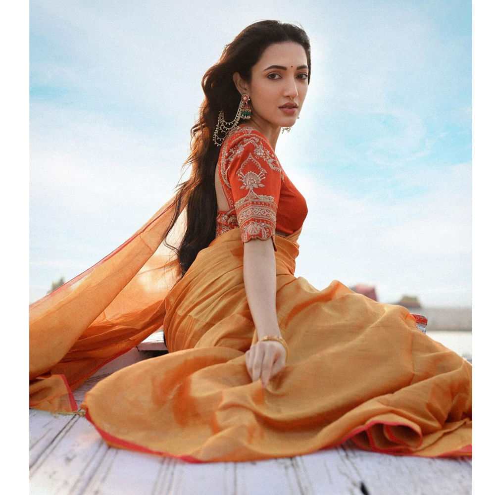 సిద్ధూ జొన్నలగడ్డ సరసన ఈ ముద్దుగుమ్మ నటించిన డీజే టిల్లు సూపర్ హిట్ అయిన సంగతి తెలిసిందే. ఈ మూవీతో తెలుగులో ఫుల్ క్రేజ్ వచ్చేసింది. ఇందులో గ్లామర్ హీరోయిన్ గా నెగిటివ్ షేడ్స్ లో కనిపించింది. దీంతో ఈముద్దుగుమ్మకు తెలుగులో వరుస అవకాశాలు వచ్చాయి. తాజాగా ఈ బ్యూటీ షేర్ చేసిన ఫోటోస్ వైరలవుతున్నాయి.