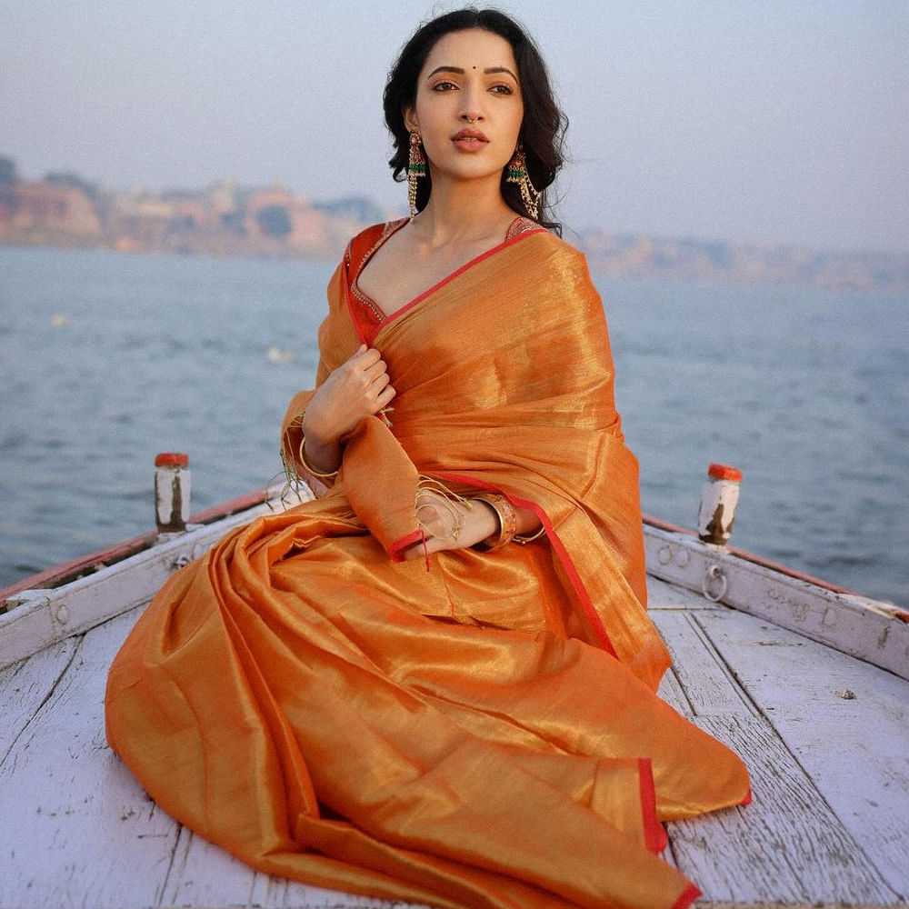 మోడ్రన్ డ్రెస్ కంటే చీరకట్టులో ఈ సుందరి మరింత అందంగా కనిపిస్తుంది. అందుకేనేమో ఈతారకు యూత్ ఫేవరేట్ క్రష్ గా ఫుల్ ఫాలోయింగ్ సంపాదించుకుంది. తాజాగా నేహా షేర్ చేసిన ఫోటోస్ ఆకట్టుకుంటున్నాయి. ప్రస్తుతం విశ్వక్ సేన్ నటిస్తోన్న గ్యాంగ్ ఆఫ్ గోదావరి సినిమాలో నటిస్తుంది.