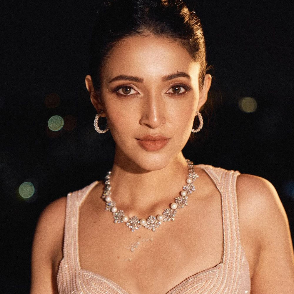 కొన్నాళ్లుగా నెట్టింట సైలెంట్ అయిన నేహాశెట్టి.. తాజాగా లెహంగాలో అందమైన ఫోటోస్ షేర్ చేసింది. దీంతో ఏమై పోయావమ్మా ఇన్నాళ్లు అంటూ కామెంట్స్ చేస్తున్నారు నెటిజన్స్. 