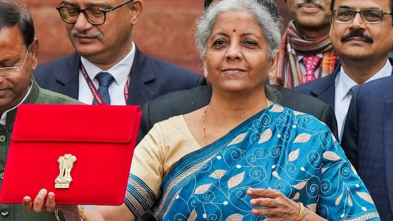 Budget 2024: Nirmala Sitharaman in Blue Saree- కొత్త ప్రభుత్వం ఏర్పడే వరకు మధ్యంతర బడ్జెట్ 2024 అమలు చేయబడుతుంది. ఈ బడ్జెట్ను ఆర్థిక మంత్రి నిర్మలా సీతారామన్ ప్రవేశపెట్టారు. బడ్జెట్ ప్రవేశపెట్టడానికి ముందు కూడా ఆమె నీలం రంగు చీరలో కనిపించారు. నీలం రంగు డైనమిక్, ఉల్లాసభరితమైన జీవితాన్ని ఇచ్చే శక్తికి చిహ్నంగా పరిగణించబడుతుంది.