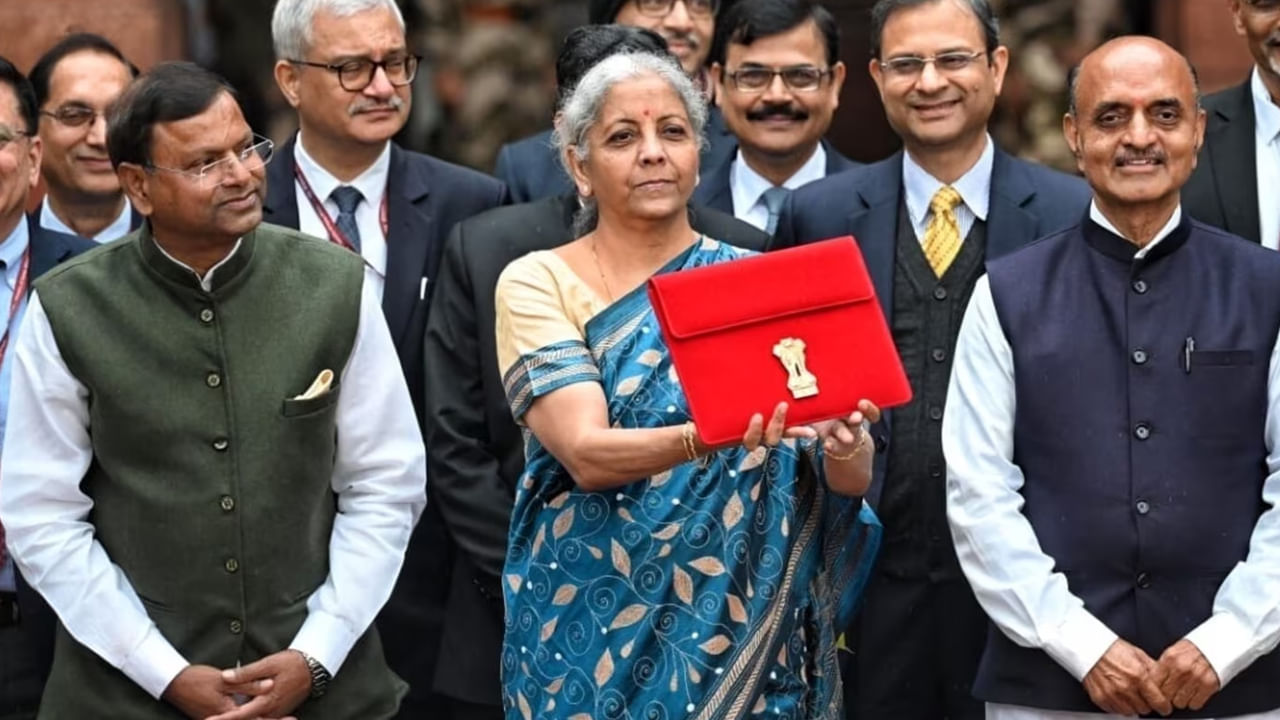 నిర్మలా సీతారామన్ వరుసగా ఆరోసారి బడ్జెట్ను ప్రవేశపెట్టారు. ఈసారి ఆమె బ్లూ కలర్ చీరలో కనిపించారు. కాగా, ఇంతకు ముందు ఆమె ఎరుపు, పసుపు, గులాబీ రంగు చీరల్లో కూడా కనిపించారు. 2019 నుండి 2024 వరకు ప్రతి బడ్జెట్లో ఆర్థిక మంత్రి నిర్మలమ్మ విభిన్న చీరలు ధరించారు. ఒక్కో రంగు ఒక్కో మెసేజ్ ఉంటుందని చెబుతారు. ఆమె ధరించిన ప్రతి చీర రంగులో ఒక ముఖ్యమైన సందేశం ఉందని అంటున్నారు. 2019 నుండి 2024 వరకు బడ్జెట్లో నిర్మలా సీతారామన్ ఏ రంగు చీరలో కనిపించారో.. ఆ రంగు నుంచి ఎలాంటి మెసేజ్ వచ్చిందో ఇక్కడ తెలుసుకుందాం..