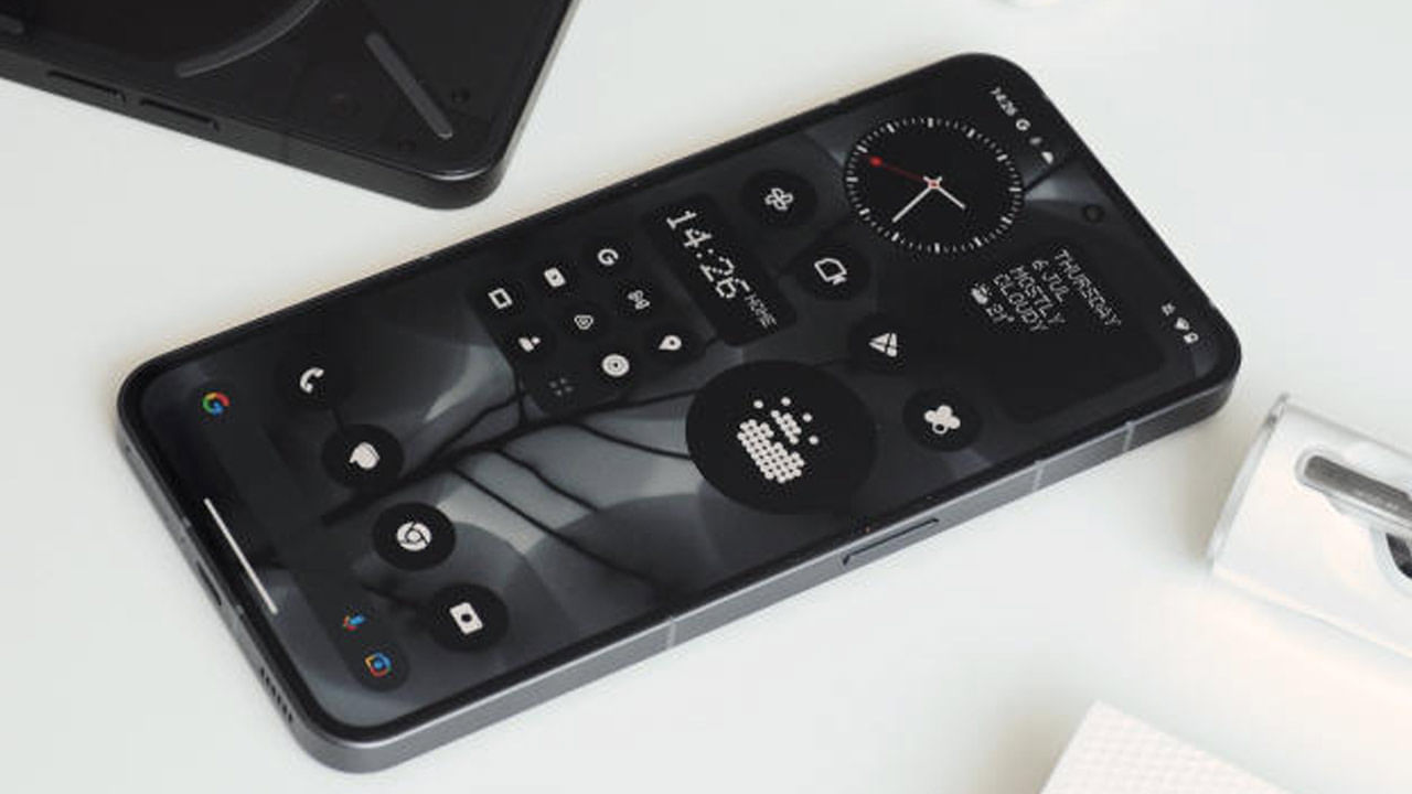 మార్చి 5వ తేదీ నుంచి నథింగ్ ఫోన్ 2ఏ ఫోన్ను మార్కెట్లోకి తీసుకురానున్నారు. ఈ స్మార్ట్ ఫోన్ యూజర్లకు రూ. 30 వేలలోపే అందుబాటులోకి వచ్చే అవకాశాలు ఉన్నట్లు తెలుస్తోంది. ఈ ఫోన్ ఫీచర్ల విషయానికొస్తే ఇందులో 120 హెర్ట్జ్ రీఫ్రెష్ రేటుతో 6.7-అంగుళాల ఫుల్ హెచ్డీ+ ఓలెడ్ డిస్ ప్లేను అందించనున్నారు.