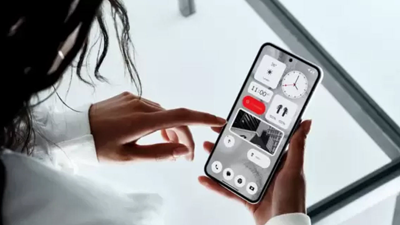 ఇక ఈ ఫోన్ మీడియాటెక్ డైమెన్సిటీ 7200 ప్రాసెసర్తో పనిచేస్తుంది. ఆండ్రాయిడ్ 14 బేస్డ్ నథింగ్ ఓఎస్ 2.5 కస్టమ్ స్కిన్ ఆధారంగా పని చేస్తుంది. ఈ ఫోన్ను 8 జీబీ ర్యామ్ విత్ 128 జీబీ స్టోరేజీ వేరియంట్, 12జీబీ ర్యామ్ విత్ 256 జీబీ స్టోరేజీ వేరియంట్తో తీసుకురానున్నారు.