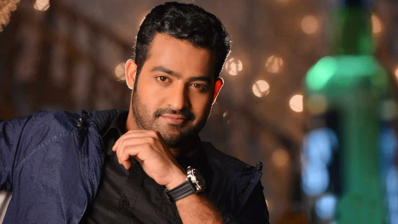 అన్ని భాషలకు రీచ్ అవ్వాలనే ఐడియా బాగానే ఉంది కానీ.. ఫ్యాన్స్ మాత్రం హీరోల తీరుతో నిరాశలోనే ఉన్నారు. తెలుగులోనే ఉన్నపుడు ఏడాదికి ఒక్క సినిమా అయినా చేసేవాళ్లు.. కానీ ఇప్పుడు పాన్ ఇండియా పుణ్యమాని మూడేళ్లకోసారి కూడా కనిపించట్లేదు. ఎన్టీఆర్‌నే తీసుకోండి.. 2019 నుంచి 2024 మధ్యలో ఈయన చేసింది ట్రిపుల్ ఆర్ మాత్రమే. అంటే అరవింత సమేత తర్వాత చేసింది ఒకే సినిమా అన్నమాట.