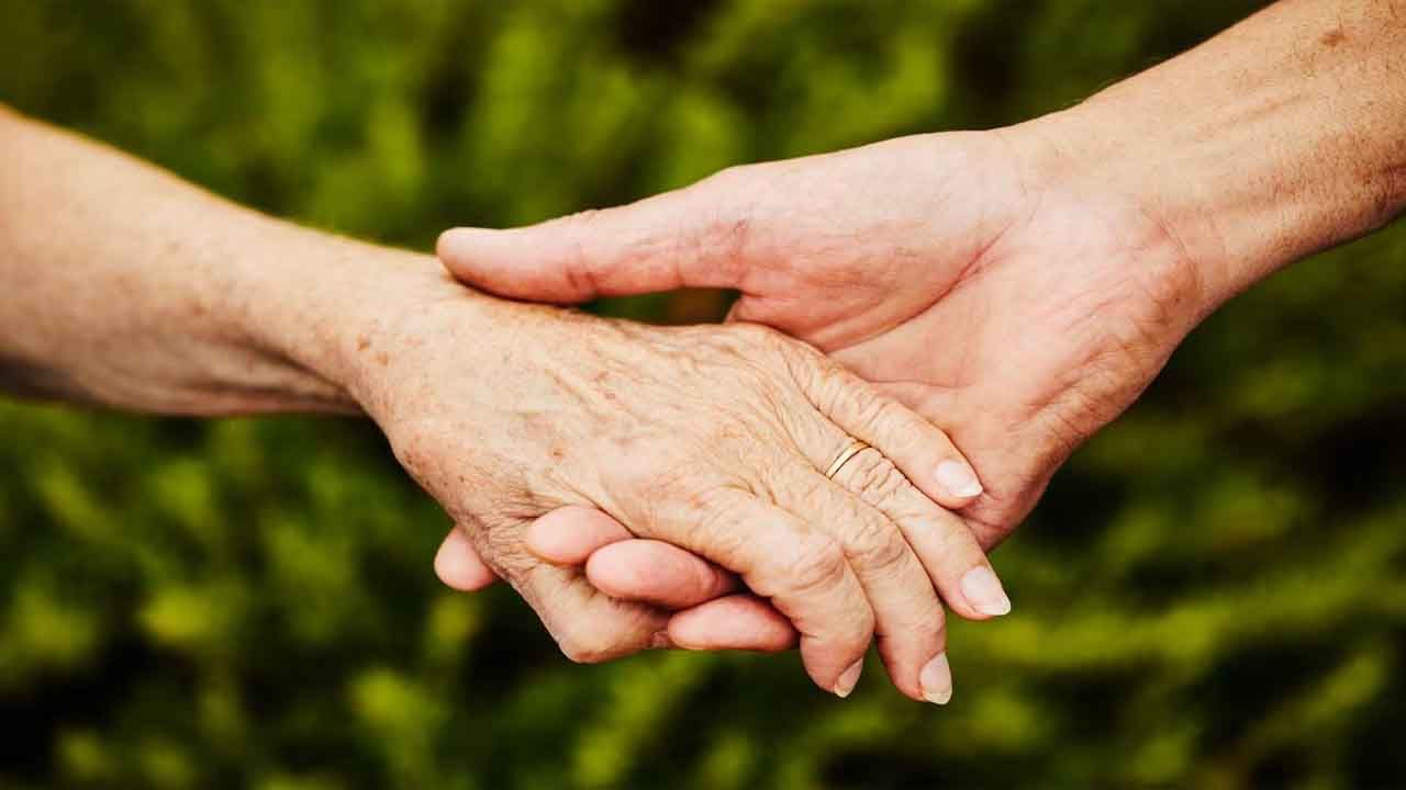 Old Age Couple: ఎంత కష్టమొచ్చిందో.. కన్నీరు తెప్పిస్తోన్న వృద్ధ దంపతుల ఆత్మహత్య..!