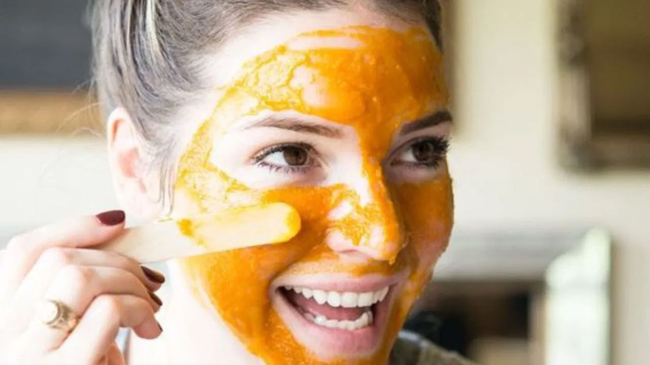 చలికాలంలో నారింజ (ఆరెంజ్‌) పండ్లు పుష్కలంగా లభిస్తాయి. నారింజ శరీరానికి ఎంతో మేలు చేస్తుంది. చలికాలం అంతా ఈ పండ్లు లభిస్తాయి. నారింజ శరీరానికే కాదు, చర్మానికి కూడా ఎంతో ఉపయోగపడుతుందని నిపుణులు అంటున్నారు. అదెలాగో ఇక్కడ తెలుసుకుందాం..  ఆరెంజ్ చర్మ కాంతిని పునరుద్ధరించడానికి సహాయపడుతుంది. 