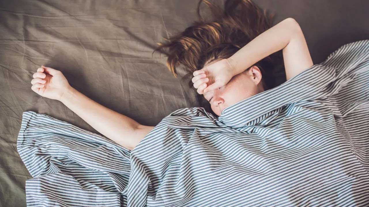 మనలో చాలా మందికి బెడ్‌ కనిపిస్తే చాలు వాలిపోతుంటారు. రోజంతా బెడ్‌పై అలా నిద్రపోతూనే ఉంటారు. ఇలా రోజుకు 9-10 గంటల కంటే ఎక్కువ నిద్రపోయే అలవాటు మీకూ ఉందా? కానీ ఇది మీ ఆయుష్షుకు ఏమాత్రం మంచిది కాదంటున్నారు ఆరోగ్య నిపుణులు. మరోరకంగా చెప్పాలంటే మీరు ఓవర్ స్లీపింగ్ సిండ్రోమ్‌తో బాధపడుతున్నారు. ఒక వ్యక్తి క్రమం తప్పకుండా 10 గంటల కంటే ఎక్కువ నిద్రపోతే, అతను ఈ వ్యాధితో బాధపడుతున్నట్లు లెక్క. ఎక్కువ సేపు నిద్రపోయే వారికి ఊబకాయం వచ్చే అవకాశం ఉంటుంది.