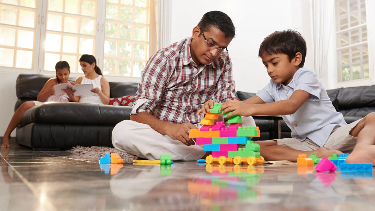 ఇంట్లో వీలైనంత వరకు స్మార్ట్‌ ఫోన్‌లు, ట్యాబ్స్‌ వంటి ఎలక్ట్రానిక్‌ గ్యాడ్జెట్స్‌ లేకుండా చూసుకోవాలి. పిల్లల ముందు పెద్దలు కూడా వీలైనంత వరకు ఎలక్ట్రానిక్‌ గ్యాడ్జెట్స్‌ను ఉపయోగించకుండా ఉండడమే మంచిది. దీనివల్ల వారి ఆలోచన కూడా అటుగా వెళ్లదు. 