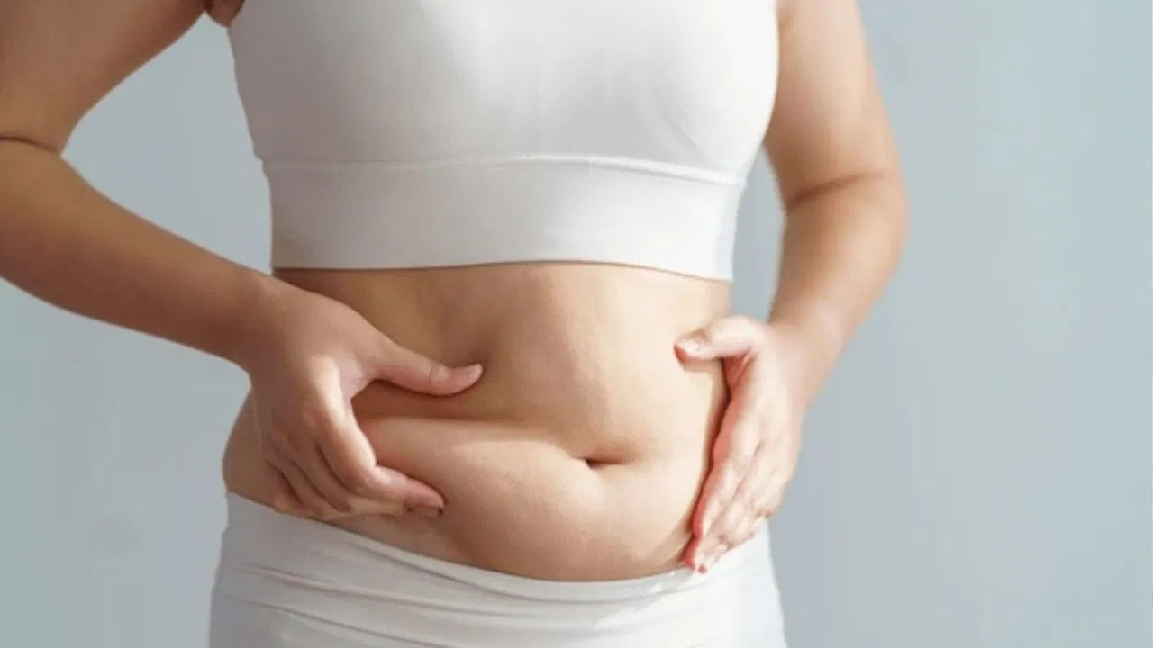 అలాగే టెస్టోస్టెరాన్, ఇతర హార్మోన్ స్థాయిల్లో హెచ్చుతగ్గులు ఏర్పడతాయి. ఇది విసెరల్‌లో కొవ్వు (ఫ్యాట్) పేరుకుపోయే ప్రమాదాన్ని పెంచుతుంది. దీనిని మనం బెల్లీ ఫ్యాట్ అని పిలుస్తాం. అంటే ఊబకాయం సమస్య వస్తుంది. పాలిసిస్టిక్ ఓవరీ సిండ్రోమ్ ఒబెసీటీ సమస్యను పెంచడమే కాకుండా రక్తంలో చక్కెర స్థాయిలను కూడా పెంచుతుంది. ఫలితంగా PCOSతో బాధపడేవారిలో టైప్-2 డయాబెటిస్ ప్రమాదం పెరుగుతుంది. అంతేకాకుండా, రక్తంలో చెడు కొలెస్ట్రాల్ స్థాయి కూడా పెరుగుతుంది. ఇది గుండె జబ్బుల ప్రమాదాన్ని పెంచుతుంది.