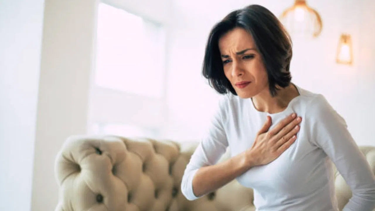 పీసీఓఎస్ సమస్యను ముందుగానే నియంత్రించకుంటే ఊబకాయం, పొట్ట కొవ్వు, మధుమేహం, గుండె జబ్బులు వంటి ప్రమాదాలు పొంచి ఉంటాయి. చాలామందిలో దీనిని మొదట గుర్తించలేకపోయినా వైద్య పరీక్షల ద్వారా PCOS ఉన్నట్లు నిర్ధారణ చేసుకోవచ్చు. వ్యాధిని ఎలా గుర్తించాలో ఇక్కడ తెలుసుకుందాం.. PCOS ప్రధాన లక్షణం క్రమరహిత ఋతు చక్రం. ఓడాన్ కూడా అకస్మాత్తుగా పెరగడం ప్రారంభమవుతుంది. దీనిని నియంత్రించడం కష్టం అవుతుంది. ముఖం మీద, శరీరంలోని ఇతర భాగాలపై అవాంఛిత రోమాలు, తల చర్మం సన్నబడటం, ముఖంపై అధిక మొటిమలు ఏర్పడటం వంటి లక్షణాలు కనిపిస్తాయి.