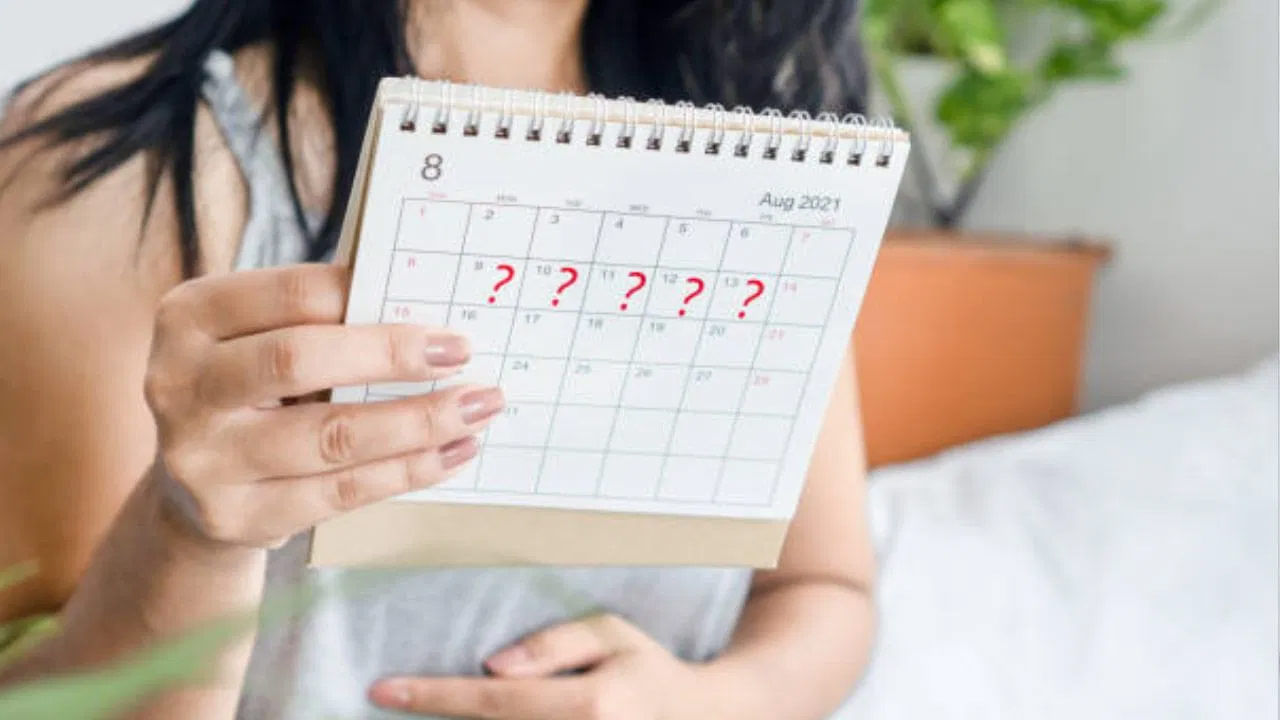 PCOS సమస్యలలో కండరాల ఒత్తిడి, పొత్తి కడుపు నొప్పి, గర్భం దాల్చడంలో సమస్యలు కూడా ఉన్నాయి. కొవ్వు ఆమ్లాలు, తాపజనక సమ్మేళనాలు వీరిలో అధికంగా విడుదలవుతాయి. ఫలితంగా జీర్ణ సమస్యలు, వాపు సమస్యలు సహా శరీరంలో వివిధ సమస్యలు తలెత్తుతాయి. ఈ వ్యాధి USG ద్వారా మాత్రమే గుర్తించబడుతుంది. ఈ పరీక్ష ద్వారా అండాశయంలో ఏర్పడే చిన్న తిత్తులను చూడవచ్చు. ప్రారంభంలోనే సరైన చికిత్స ప్రారంభించినట్లయితే ఈ వ్యాధి నుంచి బయటపడటం సాధ్యమవుతుంది. రోజువారీ ఆహారంలో గుడ్లు, పాల ఉత్పత్తులు, మాంసం, తృణధాన్యాలు అధిక మొత్తంలో ప్రోటీన్‌ ఫుడ్‌ తీసుకోవాలి. 