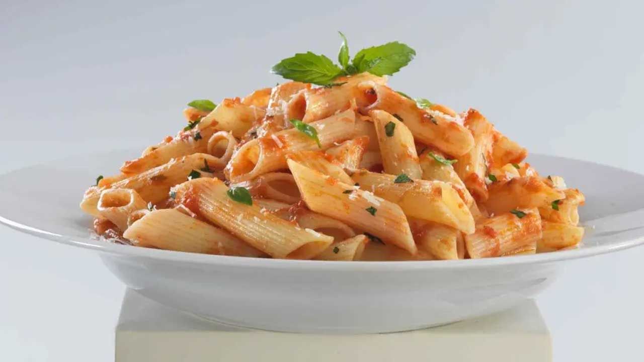 Penne Pasta Shape: చాలా మంది వారి ఇంట్లో పెన్నే పాస్తా చేయడానికి ప్రయత్నిస్తారు. ఈ పాస్తా రెస్టారెంట్ల నుండి వీధి వంటకాల వరకు విస్తృతంగా అమ్ముడవుతోంది. పెన్నే పాస్తా గుండ్రంగా, పొడవుగా ఉంటుంది. దాని మూలలు ఏటవాలు ఆకారంలో కత్తిరించబడతాయి. పెన్నె పాస్తాను ఎక్కువగా వైట్ సాస్‌తో తయారు చేస్తారు.