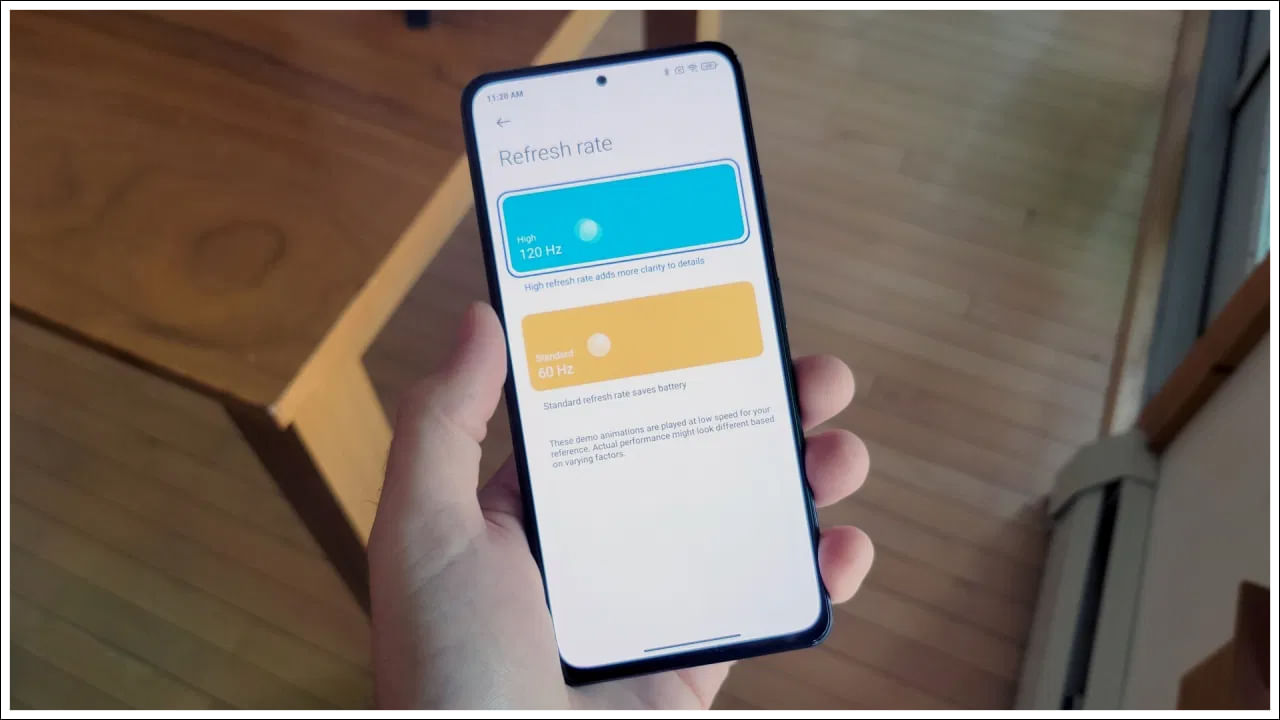 ఇప్పుడు ఇక్కడ అర్థం చేసుకోవలసిన విషయం ఏమిటంటే, మీరు ఫోన్‌ను తక్కువ రిఫ్రెష్ రేట్‌కి సెట్ చేస్తే ఫోన్ బ్యాటరీ లైఫ్ ఆదా అవుతుంది. కానీ మరోవైపు మీరు ఫోన్‌ను అధిక రిఫ్రెష్ రేట్‌కు సెట్ చేస్తే మీరు ఖచ్చితంగా మృదువైన యానిమేషన్‌లను అనుభవిస్తారు. కానీ మీ ఫోన్ బ్యాటరీ జీవితం వేగంగా తగ్గడం ప్రారంభమవుతుంది. వేగంగా బ్యాటరీ డ్రెడ్‌యిన్ అవ్వడం అంటే మీరు ఫోన్‌ని తరచుగా ఛార్జ్ చేయాల్సి రావచ్చు.