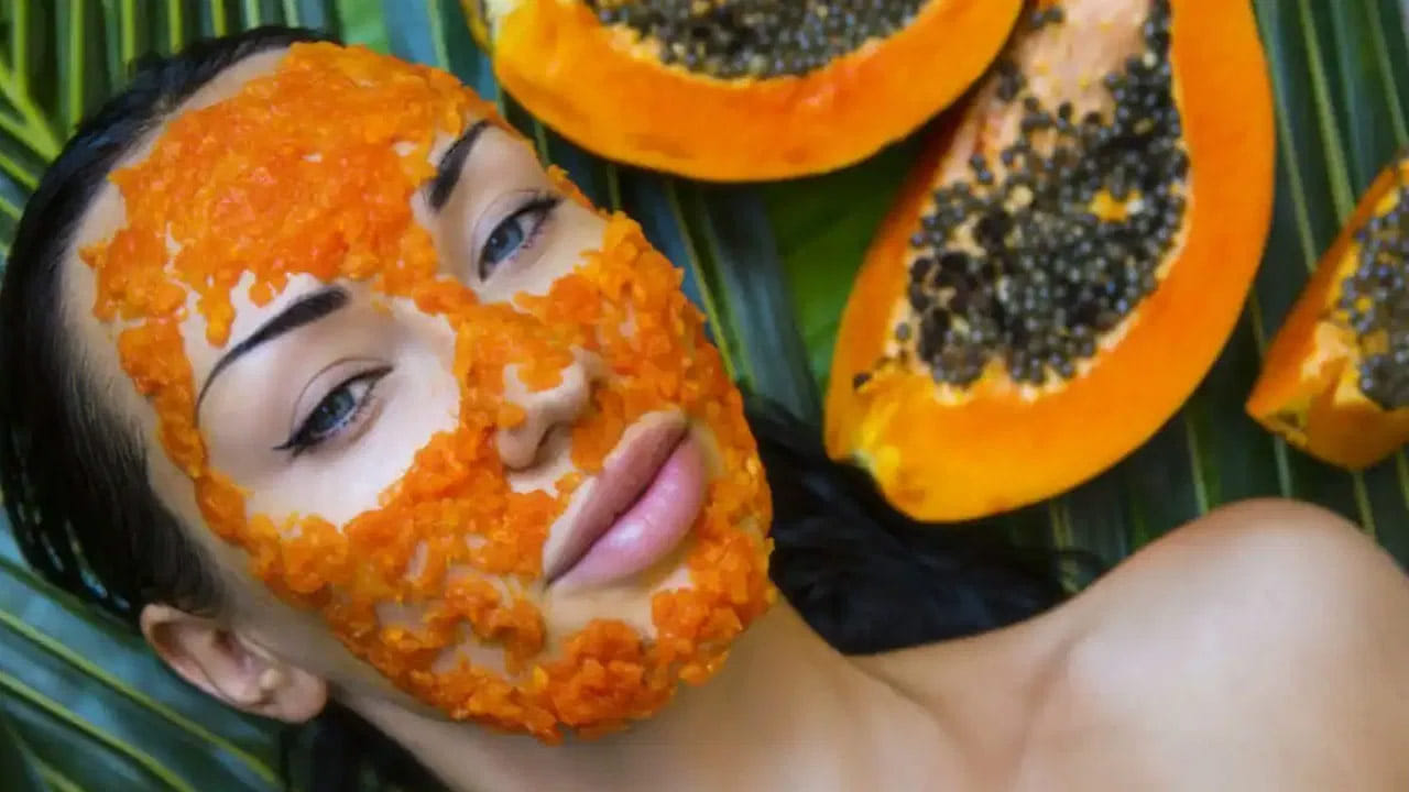 ముఖంపై మొటిమలు వస్తే వాటి నుంచి ఉపశమనం పొందడానికి కనీసం వారం రోజులు పడుతుందని అందరూ అనుకుంటుంటారు. కానీ రాత్రికిరాత్రే వీటి నుంచి ఉపశమనం పొందవచ్చు. అందుకు ఇంట్లోనే ఈ టిప్స్‌ ఫాలో అయితే సరి. ఫలితంగా, మొటిమలు ఒక్క రాత్రిలోనే మాయమవుతాయి. కొద్దిగా పండిన బొప్పాయిని రాత్రి పడుకునే ముందు మొటిమలపై రాస్తే ఉదయానికి మొటిమలు మాయమవుతాయి.