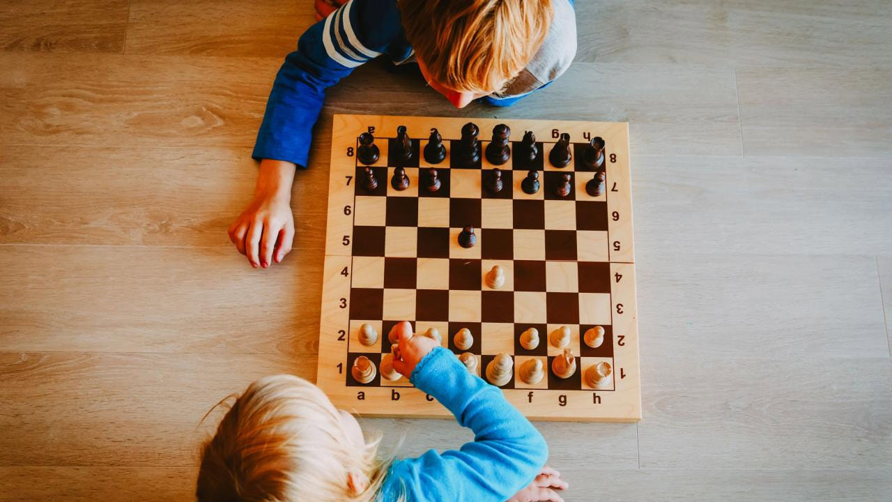 పిల్లలు ఖాళీగా ఉన్న సమయంలో వారికి ఇతర వ్యాపకాన్నిఅలవాటు చేయాలి. డ్రాయింగ్, చెస్‌, పెయింటింగ్‌ వంటి నైపుణ్యాలను నేర్పించాలి. వీటివల్ల వారు ఆ పనుల్లో బిజీగా మారి, స్మార్ట్ ఫోన్‌ జోలికి వెళ్లకుండా ఉంటారు. 