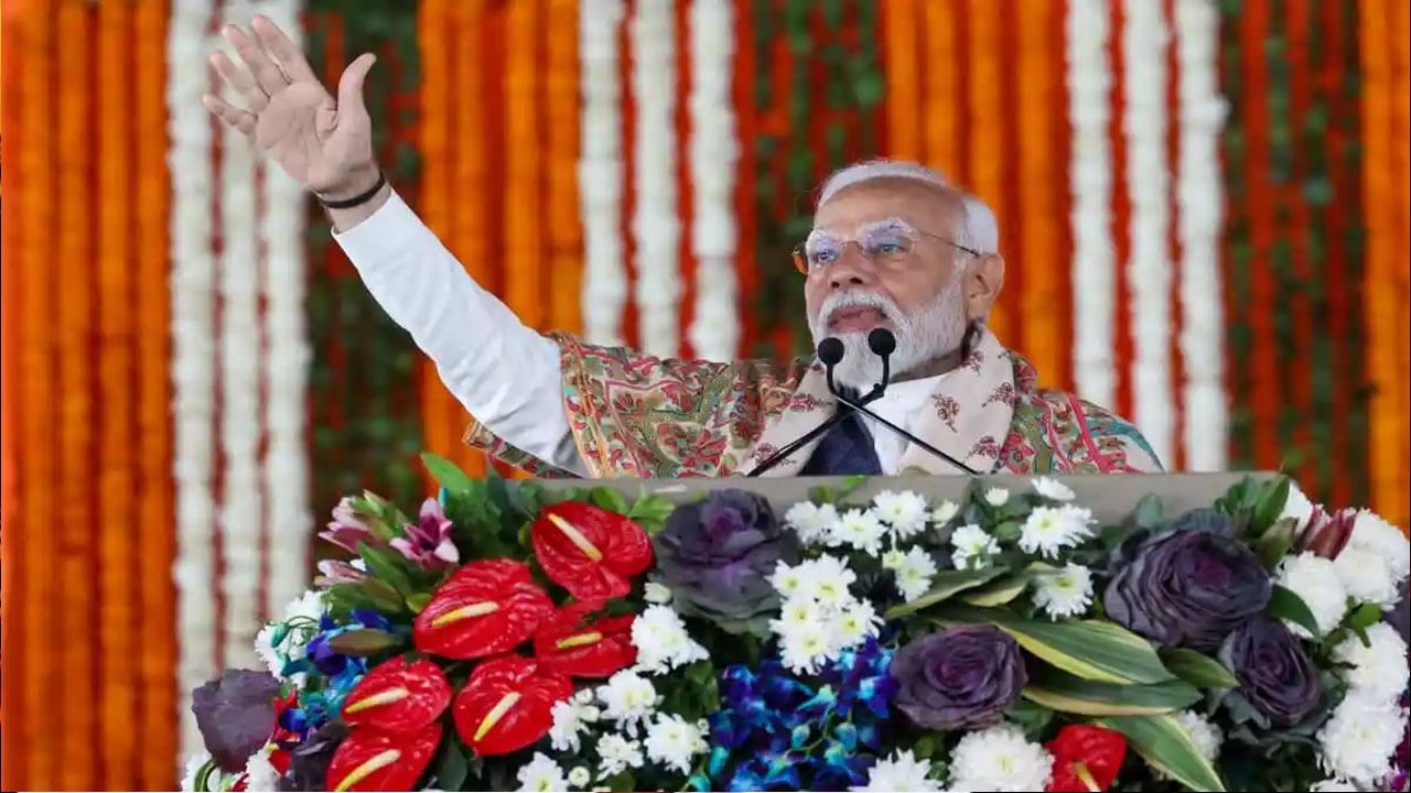 Modi in Gujarat: రైతుల ఉద్యమం వేళ అన్నదాతలకు భారీ గిఫ్ట్ ప్రకటించిన ప్రధాని మోదీ