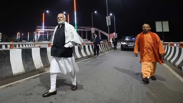 PM Modi: అర్ధరాత్రి వేళ వారణాసి వీధుల్లో ప్రధాని మోడీ.. సీఎం యోగితో కలిసి .. వీడియో