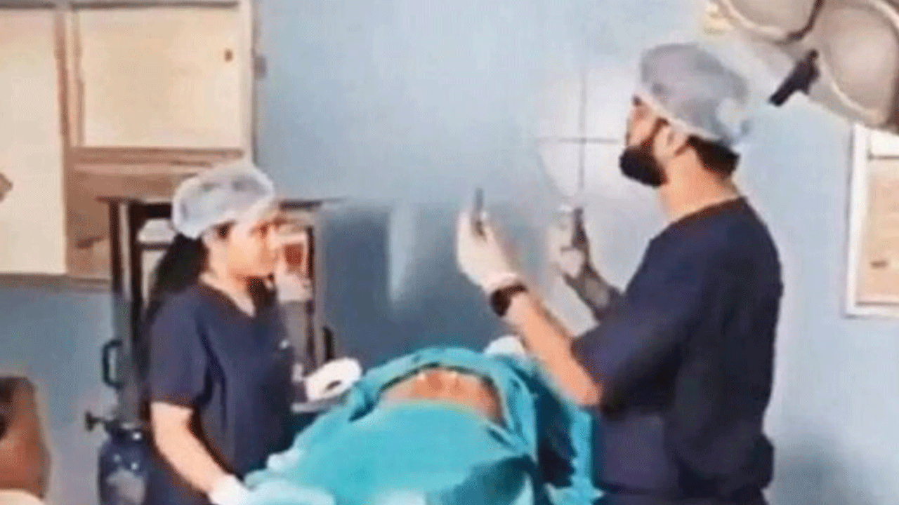 Viral Video: ఛీ.. మీ పిచ్చి పాడుగాను.. నిజంగానే వీళ్ల మెదడు మొకాళ్లలోకి వచ్చింది.. ఏకంగా ఆపరేషన్ థియేటర్‌లో..