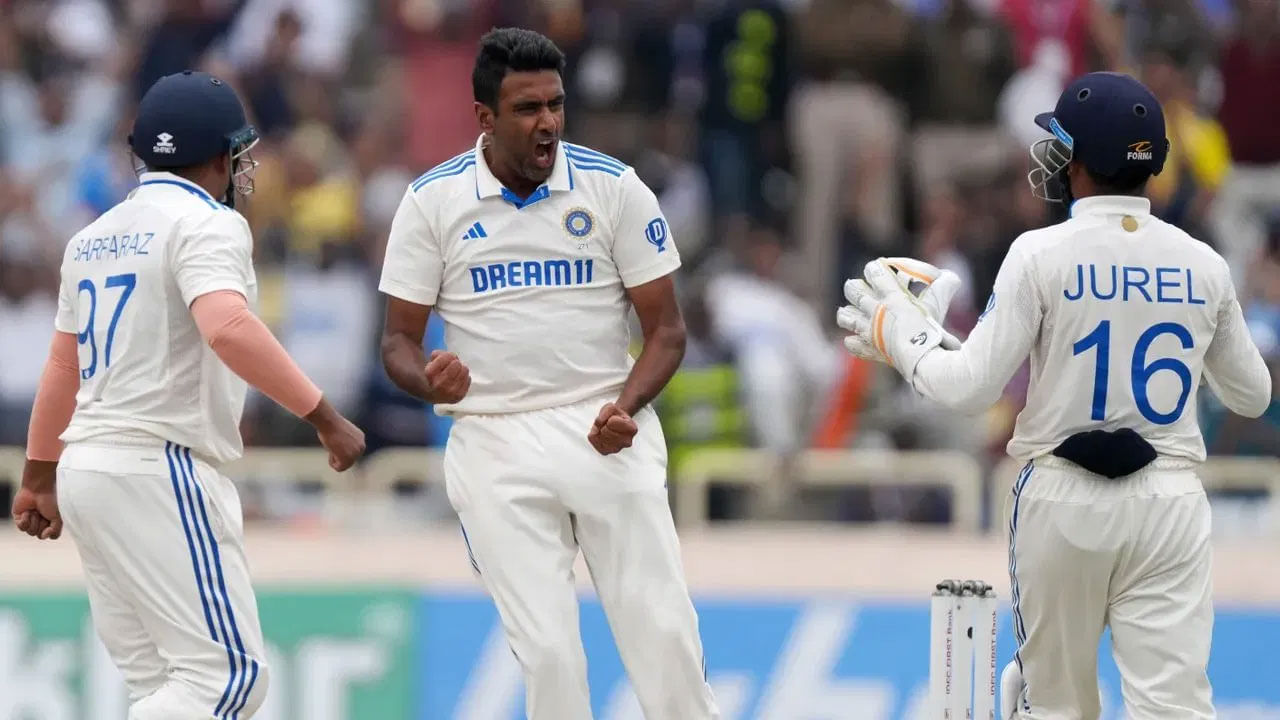 అంటే, ఇప్పుడు భారత్‌లో ఆడిన టెస్టు మ్యాచ్‌ల్లో అత్యధిక వికెట్లు తీసిన ఆటగాడిగా రవిచంద్రన్ అశ్విన్ రికార్డు సృష్టించాడు. ఇంతకు ముందు ఈ రికార్డు టీమిండియా లెజెండ్ స్పిన్నర్ అనిల్ కుంబ్లే పేరిట ఉండేది.