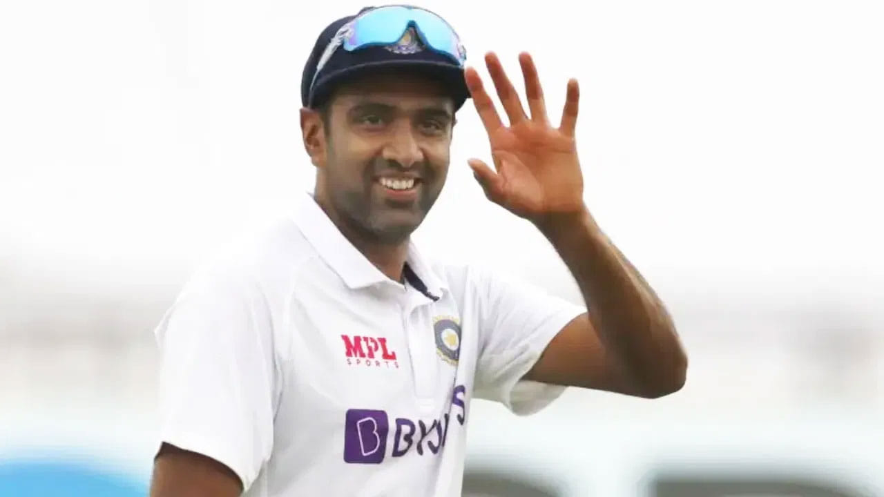 అశ్విన్ ఇప్పుడు రాంచీలో 4 వికెట్లతో భారత్‌లో అత్యధిక టెస్టు వికెట్లు తీసిన బౌలర్‌గా రికార్డు సృష్టించాడు. స్వదేశంలో మొత్తం 59 టెస్టు మ్యాచ్‌లు ఆడిన రవిచంద్రన్ అశ్విన్ ఇప్పటివరకు 352* వికెట్లు తీశాడు.